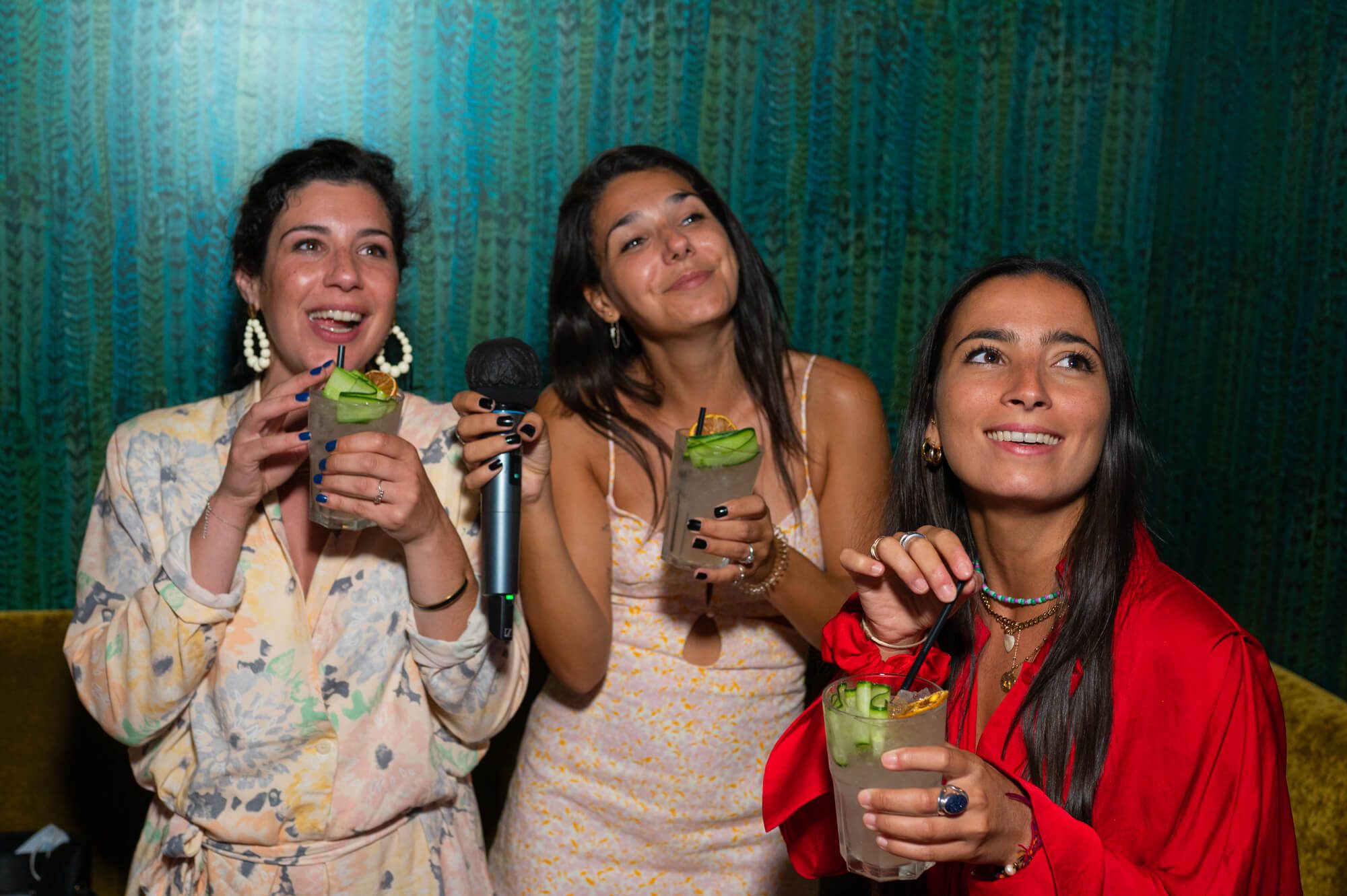 3 filles qui boivent un cocktail à Marseille : BACK to BAC